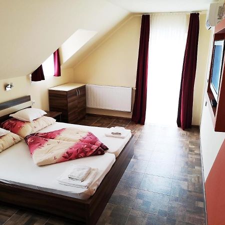 Borostyan Panzio Balatonfuered Bed and Breakfast Exteriör bild