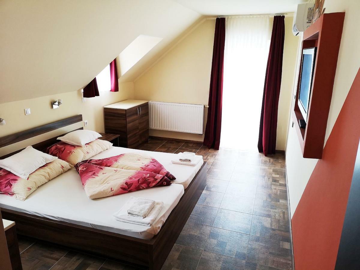 Borostyan Panzio Balatonfuered Bed and Breakfast Exteriör bild