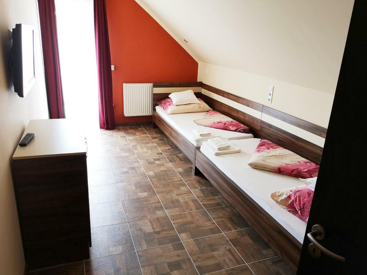 Borostyan Panzio Balatonfuered Bed and Breakfast Exteriör bild