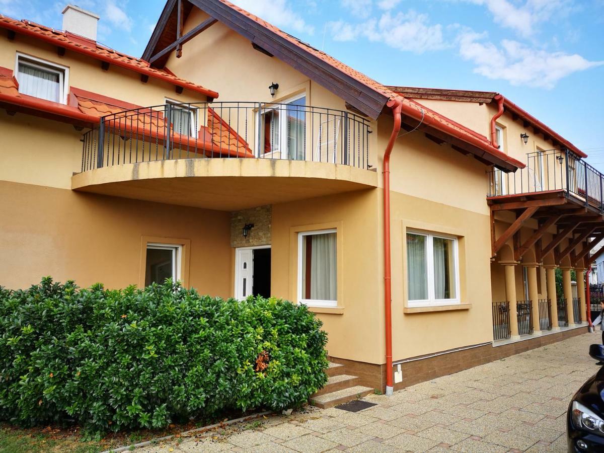 Borostyan Panzio Balatonfuered Bed and Breakfast Exteriör bild